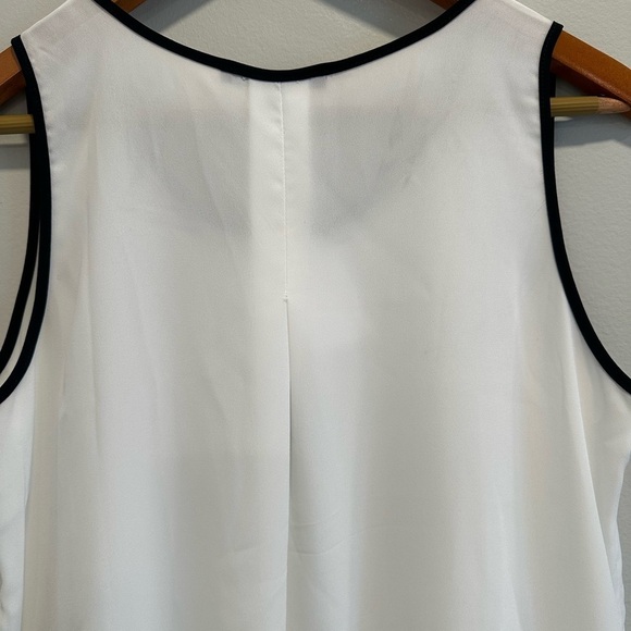 Cable and Gauge black and white flowy sleeveless blouse - Picture 6 of 9